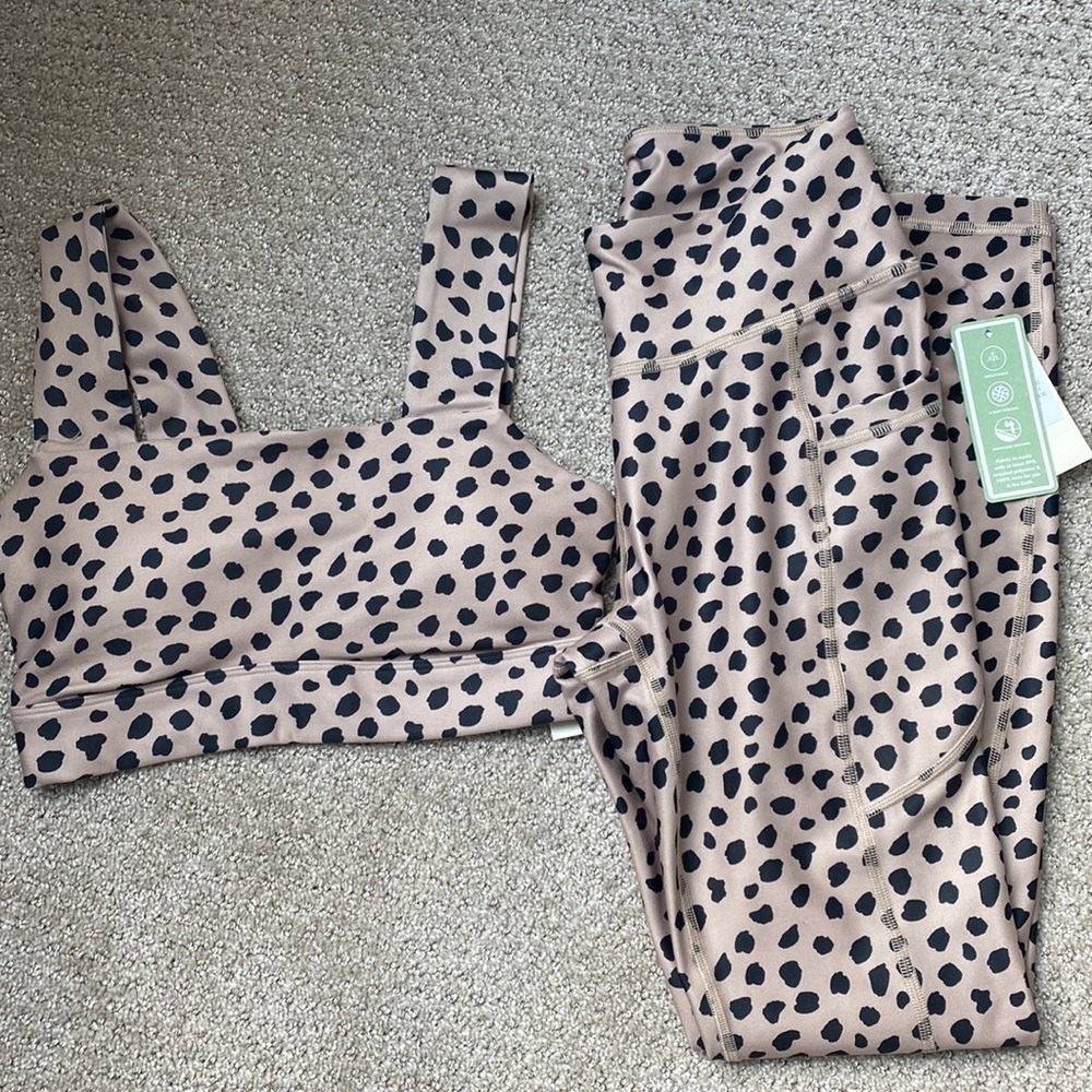 Gilly Hicks leggings and bra